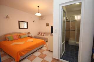 Апартаменты Apartments Bravo Добра-Вода Номер-студио с видом на горы-1
